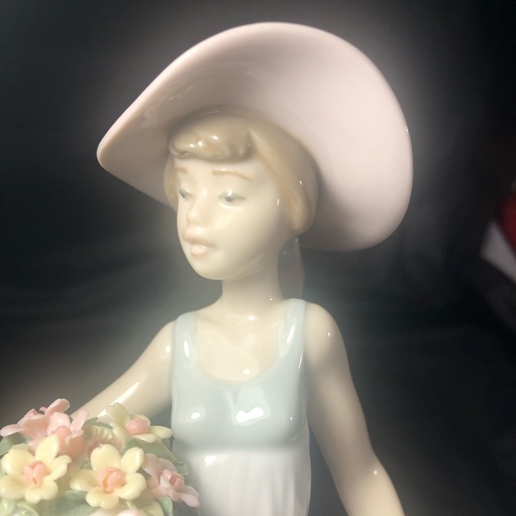 Lladro Victorian girl with flowers and pink hat 9” EUC circa 1980 - Picture 3 of 10